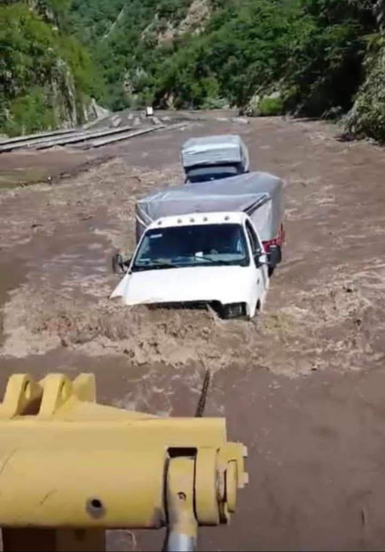 Se desborda Río Piaxtla en Tayoltita Durango