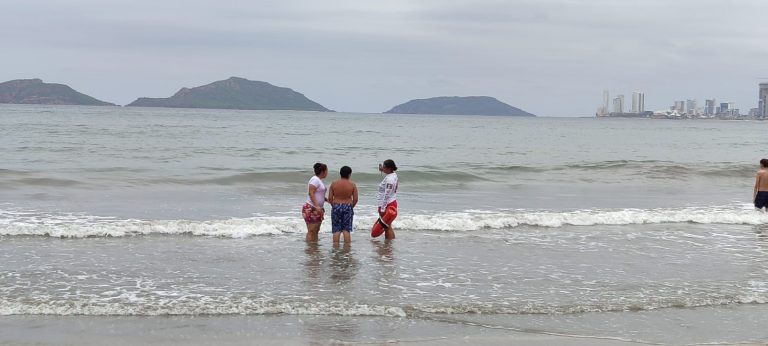 *¡Atención bañistas!, prevalecen condiciones favorables en playas de Mazatlán este viernes.*