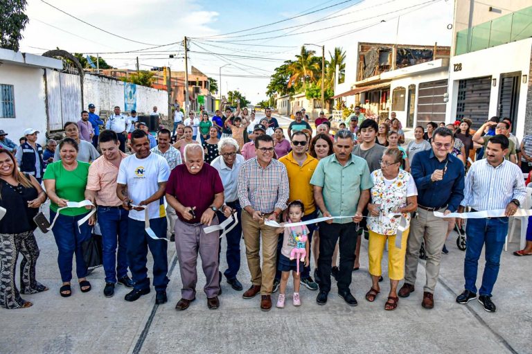 Huertos familiares y Labastida Ochoa estrenan calles pavimentadas
